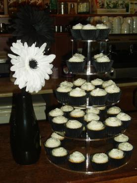 Black and White cupcakes: first ever Cupcake Sisters' tower